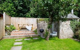 Charlestown Cottage, Woodburner, Gardens & Parking
